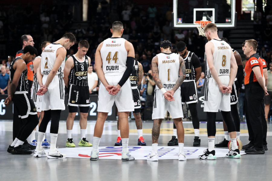 EVO ZAŠTO JE ODRŽAN MINUT ĆUTANJA U ARENI: Čitava dvorana se oprostila od legende pre meča Partizana i Dubaija! (VIDEO)
