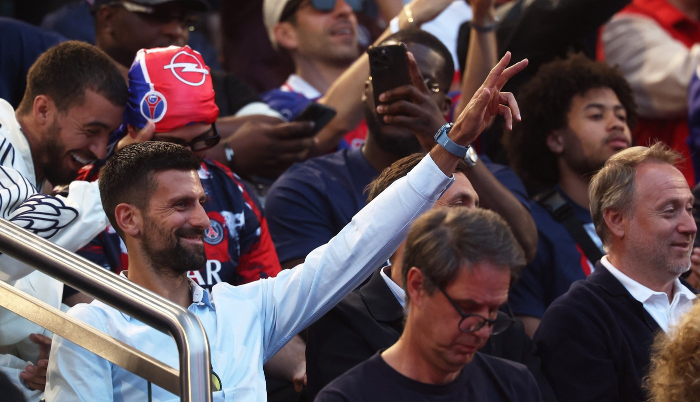 NOVAK ĐOKOVIĆ SLAVI TITULU SA NAVIJAČIMA PSŽ: Srbin u centru pažnje na Parku prinčeva! (VIDEO)