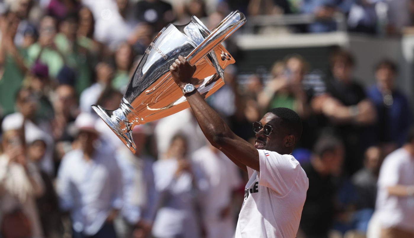 MOĆNA SCENA PRED ĐOKOVIĆEV MEČ: Dembele i trofej Lige šampiona na Šatrijeu! (VIDEO)