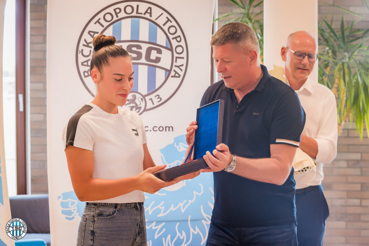 ADRIANA VILAGOŠ BEZ PREMCA: Mladoj atletičarki uručeno laskavo priznanje ADRIANA VILAGOŠ BEZ PREMCA: Mladoj atletičarki uručeno laskavo priznanje