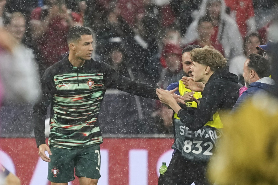 HTEO FOTKU S RONALDOM, ONDA USLEDILA BRUTALNA REAKCIJA! Ovaj momak neće po dobrom pamtiti susret sa svojim idolom (FOTO GALERIJA)