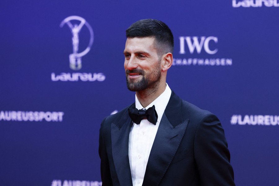 NOVAK ĐOKOVIĆ U PREPOZNATLJIVOM STILU: Promenio je frizuru, a onda zapevao ovaj svetski hit! (VIDEO)