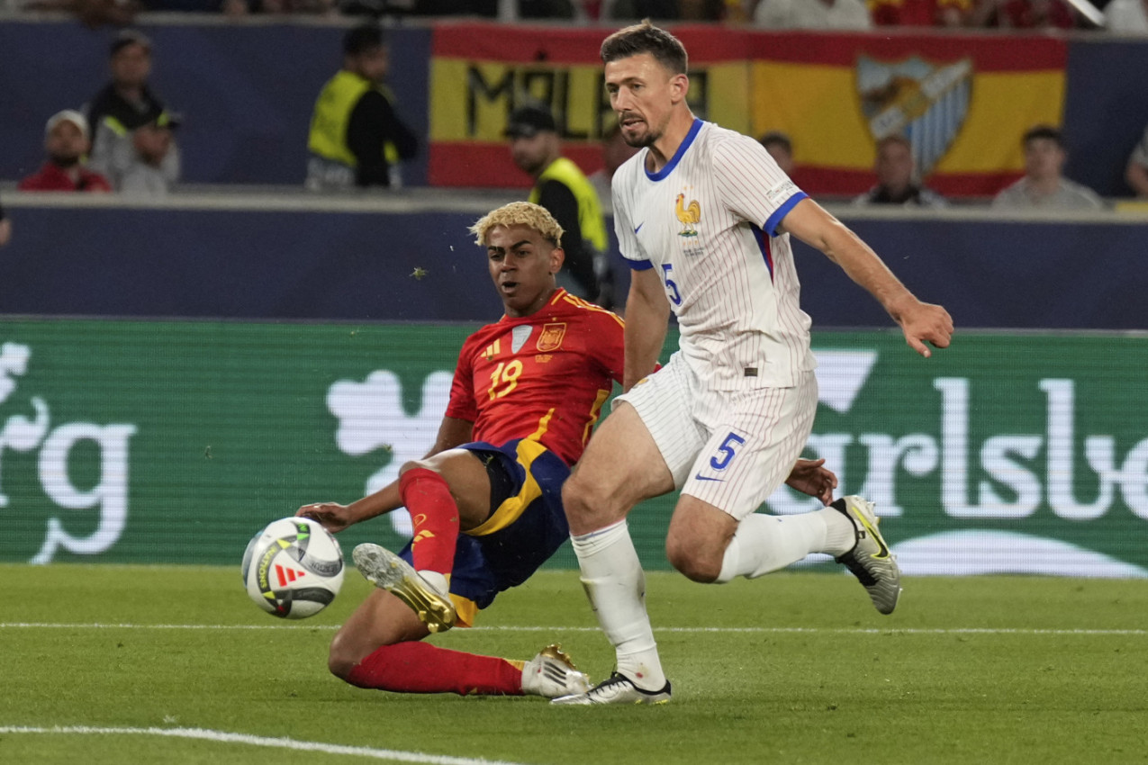 NEVEROVATNI ŠPANCI: Lamin i ekipa PLESALI protiv Bugara u SRED SOFIJE! NEVEROVATNI ŠPANCI: Lamin i ekipa PLESALI protiv Bugara u SRED SOFIJE!