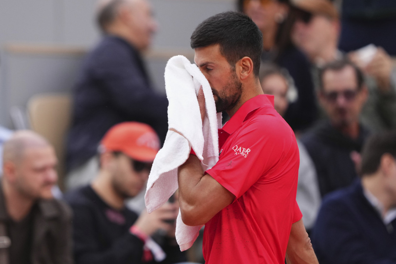 VELIKA FACA SEDI NA TRIBINI: I on se nalazi na "Filip Šatrijeu" - došao je da gleda Novaka! (FOTO) VELIKA FACA SEDI NA TRIBINI: I on se nalazi na "Filip Šatrijeu" - došao je da gleda Novaka! (FOTO)