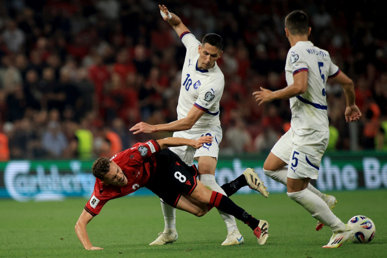 SRBIJA UZELA BOD U NESPORTSKIM USLOVIMA! Albanski navijači prevršili svaku meru, PAMTIĆE SE PETROVIĆEVA ODBRANA PENALA