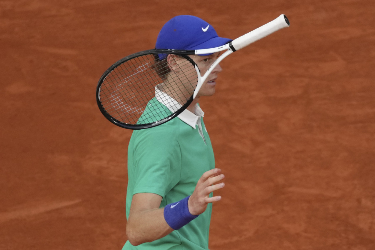 NIJE JOJ BILO DOBRO: Majka Janika Sinera jedva preživela finalni meč - nije mogla da gleda kako joj sin ostaje bez trofeja! (FOTO) NIJE JOJ BILO DOBRO: Majka Janika Sinera jedva preživela finalni meč - nije mogla da gleda kako joj sin ostaje bez trofeja! (FOTO)