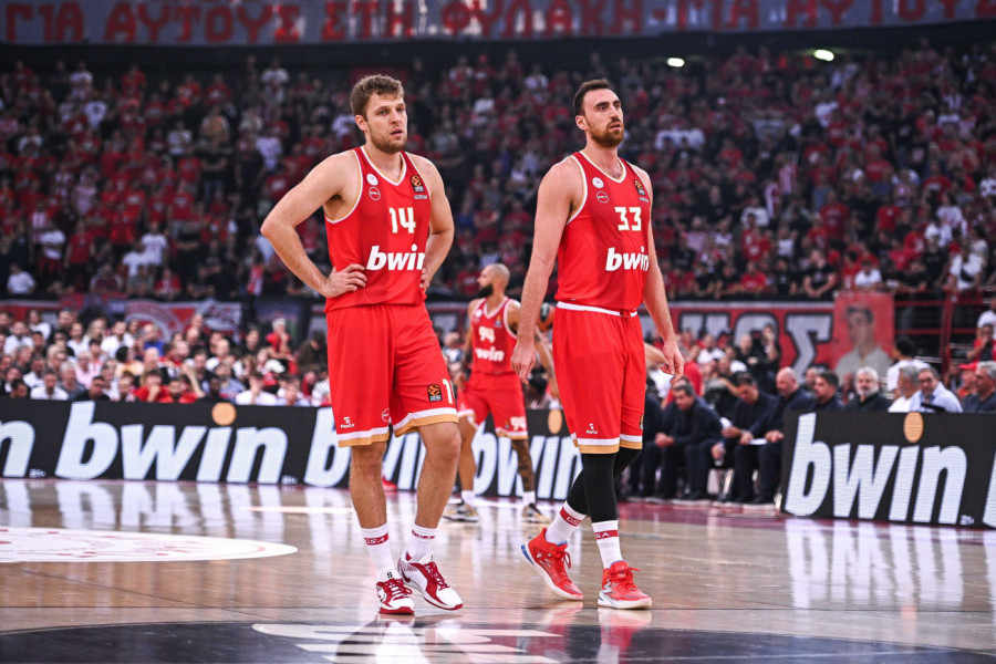 ŽURKA U ATIINI NA PROSLAVI TITULE: Milutinov i Vezenkov u zagrljaju ljubimca navijača Crvene zvezde! (FOTO)