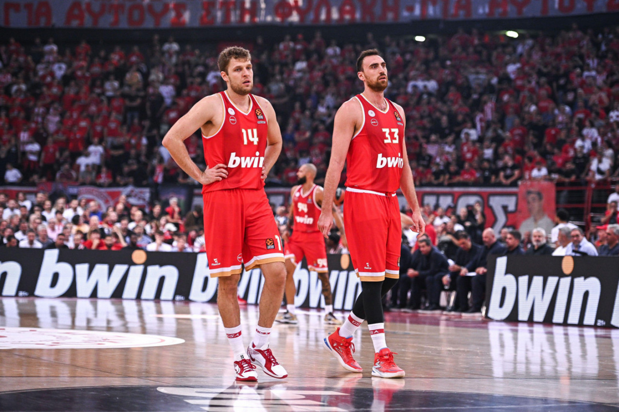 ŽURKA U ATINI NA PROSLAVI TITULE: Milutinov i Vezenkov u zagrljaju ljubimca navijača Crvene zvezde! (FOTO) ŽURKA U ATINI NA PROSLAVI TITULE: Milutinov i Vezenkov u zagrljaju ljubimca navijača Crvene zvezde! (FOTO)