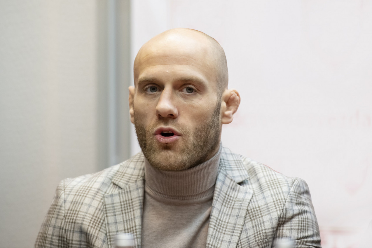 MMA BORCI U KLINČU ZBOG ŽENE! Prevarila me sa Džokerom Ilićem! (VIDEO) MMA BORCI U KLINČU ZBOG ŽENE! Prevarila me sa Džokerom Ilićem! (VIDEO)