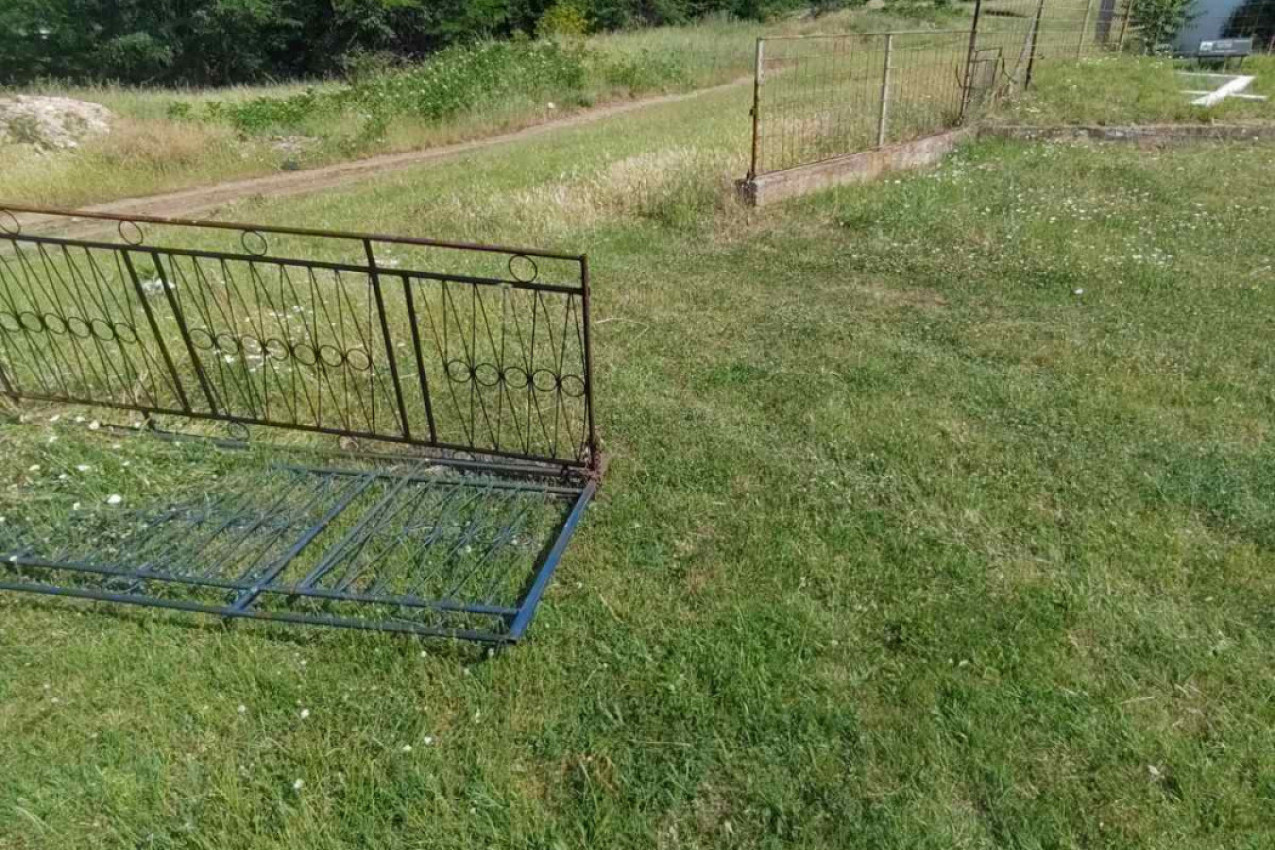 VANDALSKI ČIN NA STADIONU: Klub se hitno oglasio saopštenjem - apeluje se na nadležne da REAGUJU! (FOTO GALERIJA) VANDALSKI ČIN NA STADIONU: Klub se hitno oglasio saopštenjem - apeluje se na nadležne da REAGUJU! (FOTO GALERIJA)