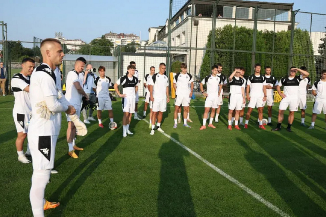 CRNO-BELI ZVANIČNO POČELI SA PRIPREMAMA! Fudbaleri Partizana već ujutru putuju na Zlatibor (FOTO)