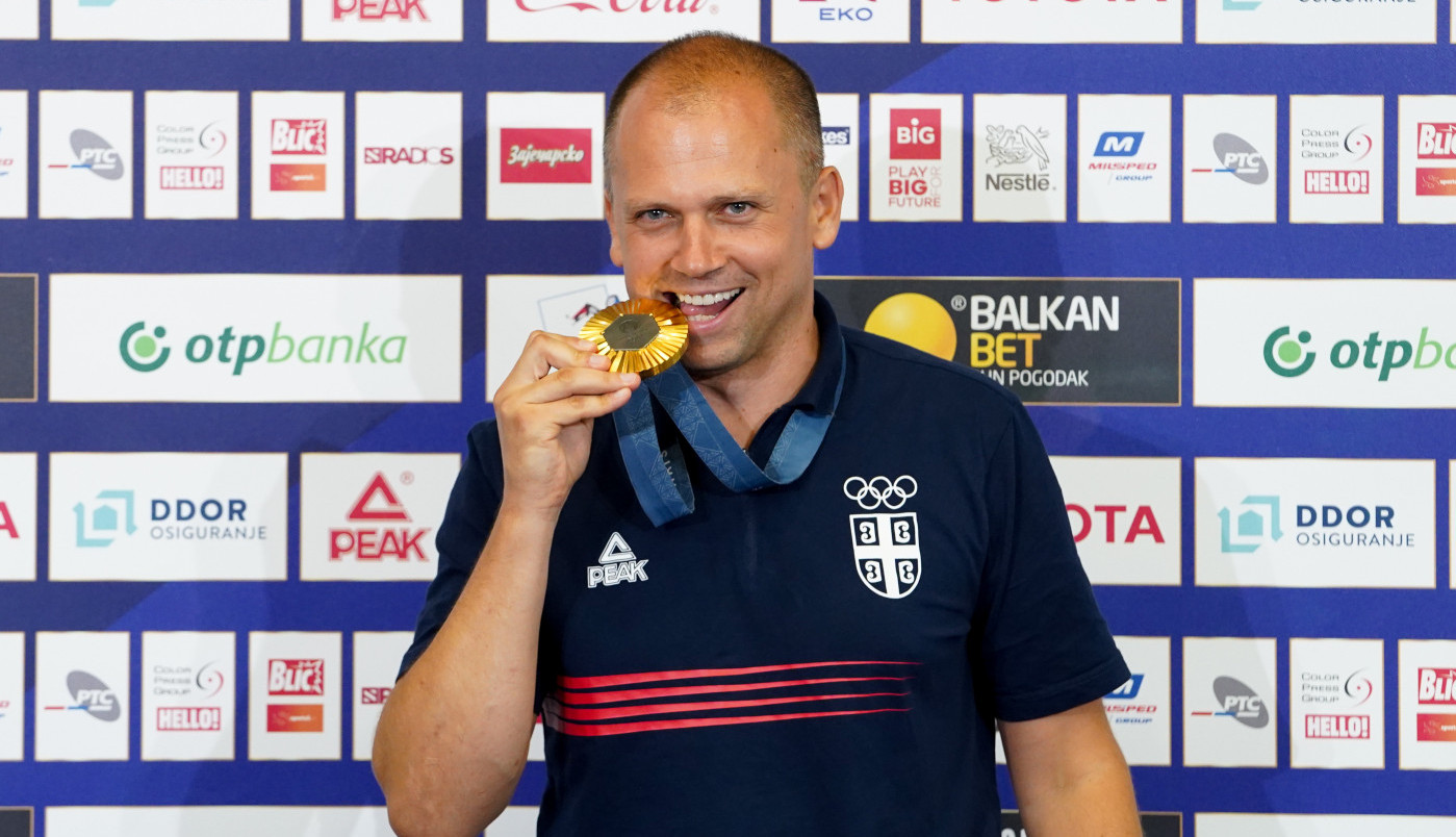 DAMIR MIKEC DOŽIVEO OGROMNU NEPRIJATNOST U GRČKOJ: Prekršio zakon i upozorio sve Srbe da pripaze! (VIDEO) DAMIR MIKEC DOŽIVEO OGROMNU NEPRIJATNOST U GRČKOJ: Prekršio zakon i upozorio sve Srbe da pripaze! (VIDEO)