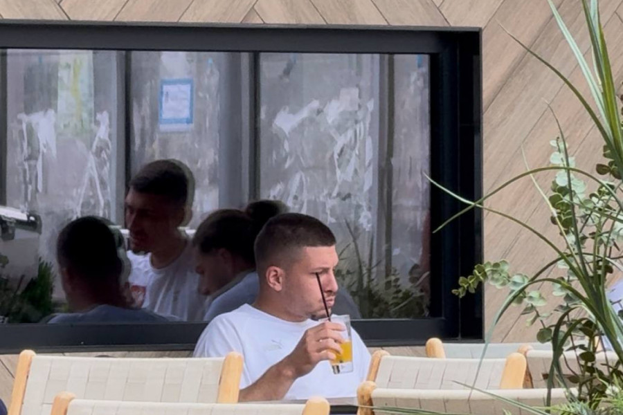LUKA JOVIĆ JE PIO SOK, A ONDA JE PRIŠAO NAVIJAČ: Evo šta je uradio mladić i kako je fudbaler odreagovao (FOTO, VIDEO)