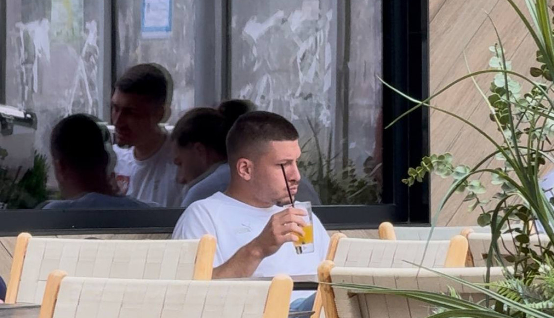 LUKA JOVIĆ JE PIO SOK, A ONDA JE PRIŠAO NAVIJAČ: Evo šta je uradio mladić i kako je fudbaler reagovao (FOTO, VIDEO)