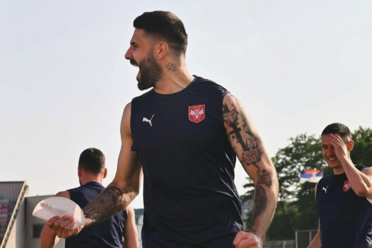 MITROVIĆ DOSPEO DO "KLUBA 100", PA UŠAO U SVEMIRSKI BROD: Bivši kolega iz Premijer lige otkrio sve! (FOTO) MITROVIĆ DOSPEO DO "KLUBA 100", PA UŠAO U SVEMIRSKI BROD: Bivši kolega iz Premijer lige otkrio sve! (FOTO)