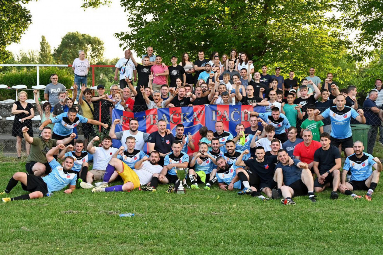 800 NAVIJAČA NA MEČU "BETON LIGE": Sela u kojima je fudbal više od sporta! 800 NAVIJAČA NA MEČU "BETON LIGE": Sela u kojima je fudbal više od sporta!