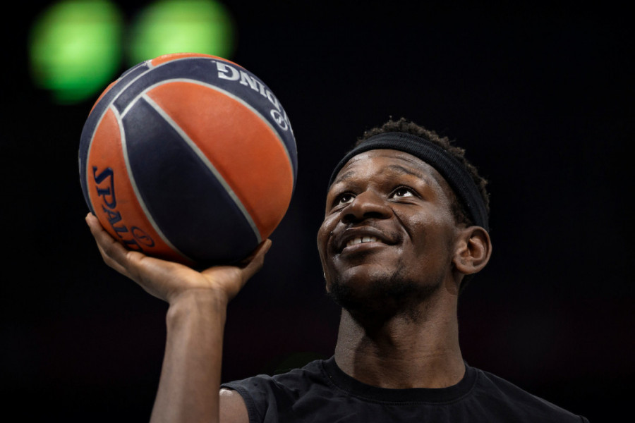 ISAK BONGA STIGAO NA FINALE U MAJICI SA LIKOM LEGENDE NBA LIGE: Partizanove navijače oduševio stajlingom! (FOTO)