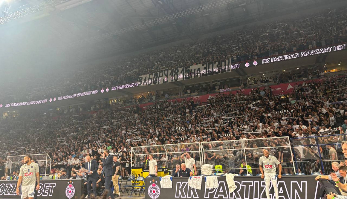 VATRENO I PRE MEČA! Navijači zapalili baklju u Beogradskoj areni! (VIDEO)