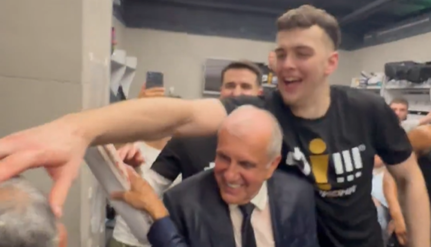 LUDILO U PARTIZANOVOJ SVLAČIONICI! Evo zašto je Željko Obradović kasnio na konferenciju za medije! (VIDEO) LUDILO U PARTIZANOVOJ SVLAČIONICI! Evo zašto je Željko Obradović kasnio na konferenciju za medije! (VIDEO)