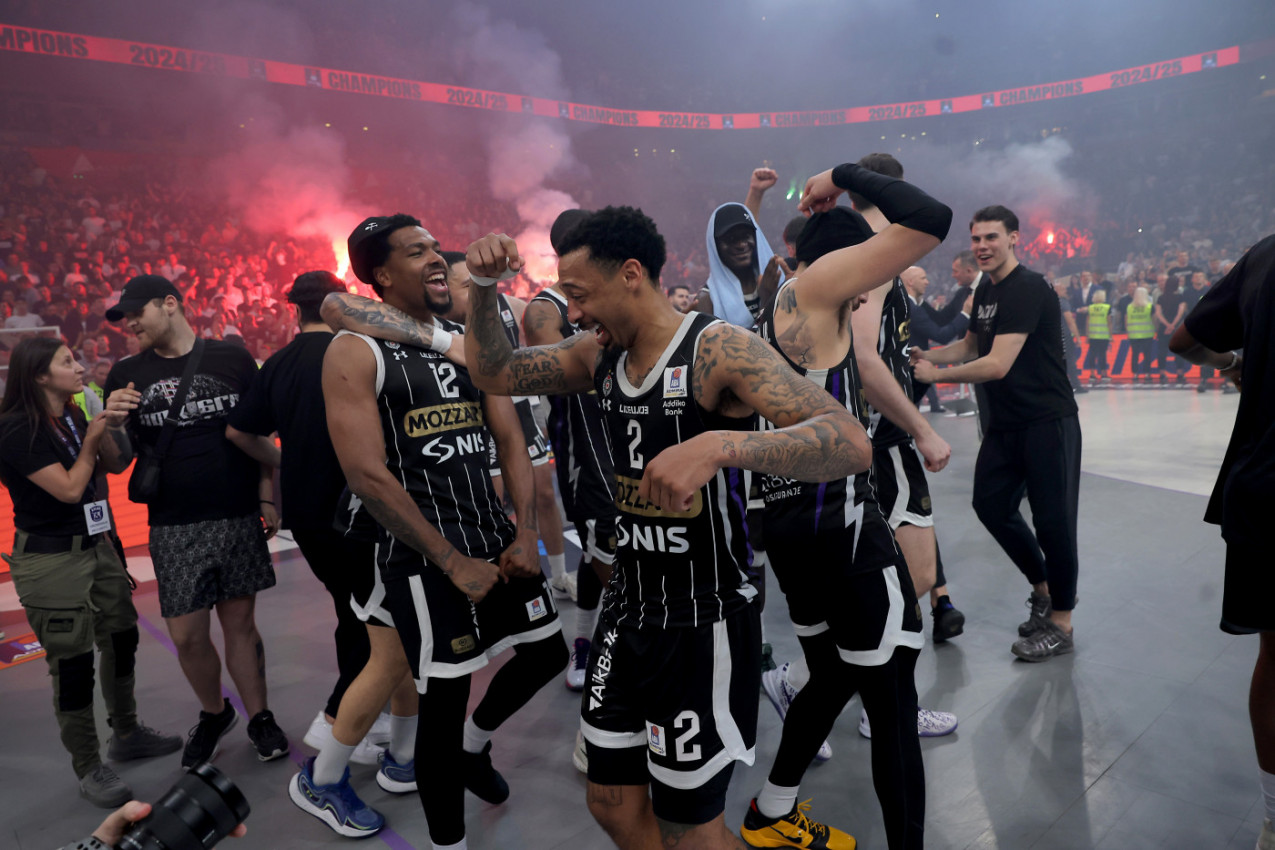 NOĆ KADA JE PRESTONICA BILA OBOJENA U CRNO-BELE BOJE: Sve o slavlju igrača i navijača Partizana nakon osvajanja šampionskog pehara! (VIDEO) NOĆ KADA JE PRESTONICA BILA OBOJENA U CRNO-BELE BOJE: Sve o slavlju igrača i navijača Partizana nakon osvajanja šampionskog pehara! (VIDEO)