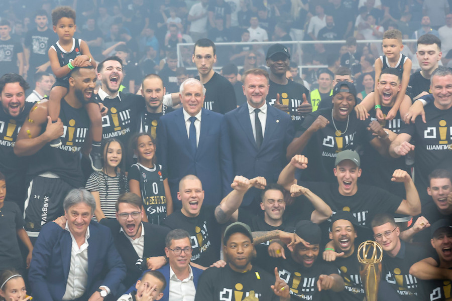 PEHAR U RUCI, BOMBA U ZAGRLJAJU! Košarkaš Partizana slavio ABA titulu sa prelepom teniserkom, Lena ZAPALILA društvene mreže (FOTO)