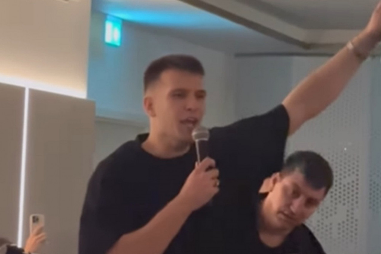 OVO NISTE MOGLI DA VIDITE NIGDE, PA NI NA TV: Arijan Lakić poveo navijanje - usledio je delirijum! (VIDEO) OVO NISTE MOGLI DA VIDITE NIGDE, PA NI NA TV: Arijan Lakić poveo navijanje - usledio je delirijum! (VIDEO)