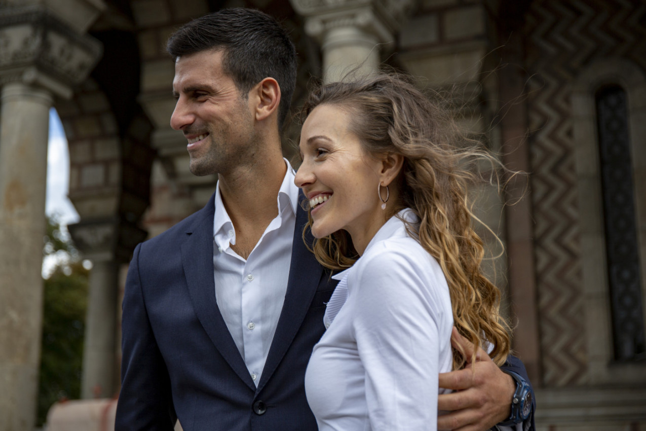 NOVAK I JELENA BAŠ ZNAJU DA UŽIVAJU: Đokovići viđeni u nesvakidašnjem društvu na prelepom mestu (VIDEO) NOVAK I JELENA BAŠ ZNAJU DA UŽIVAJU: Đokovići viđeni u nesvakidašnjem društvu na prelepom mestu (VIDEO)