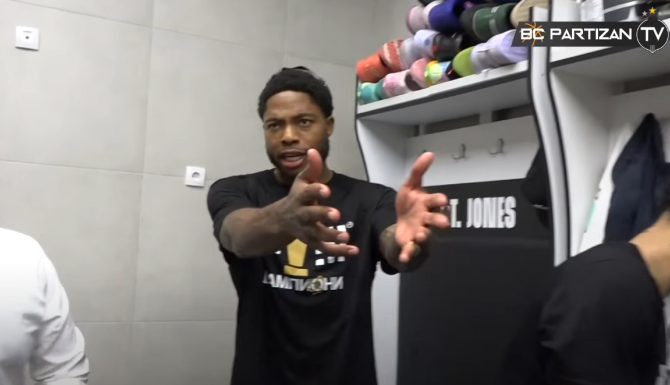 TAJRIKA DŽONSA SAIGRAČI ISPRSKALI, ON SE RAZBESNEO! Hit scene iz Partizanove svlačionice nakon titule! (VIDEO) TAJRIKA DŽONSA SAIGRAČI ISPRSKALI, ON SE RAZBESNEO! Hit scene iz Partizanove svlačionice nakon titule! (VIDEO)