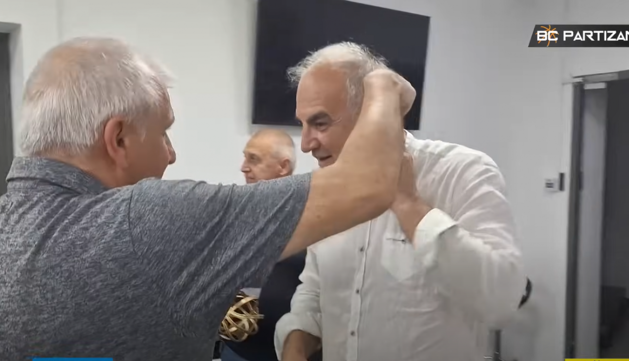 ŽOC UDARIO ZAUŠKU VELIKOM PRIJATELJU! "Spusti glavu, spusti glavu" - usledila je HIT REAKCIJA! (VIDEO)