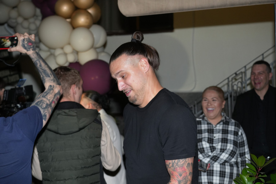 ŠTA MU SE OVO DESILO?! NEPREPOZNATLJIV? Aleksandar Prijović UHVAĆEN u izlasku u centru Beograda!