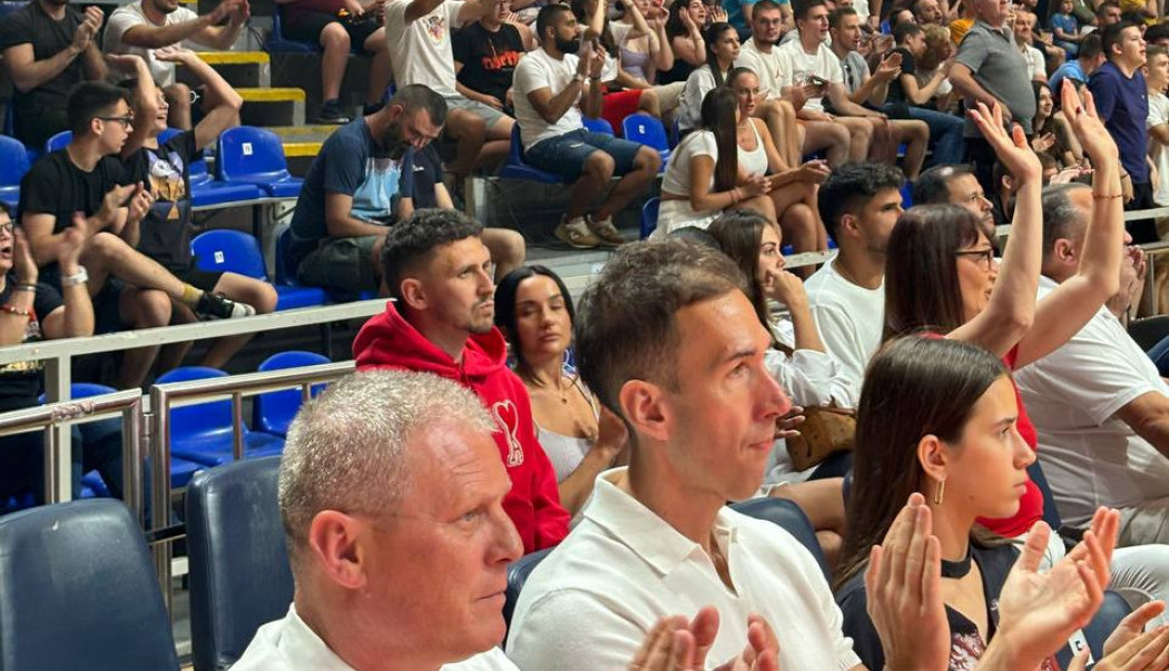 SRPSKI REPREZENTATIVAC BODRI CRVENO-BELE U PIONIRU! Društvo mu pravi zanosna crnkinja! (VIDEO)