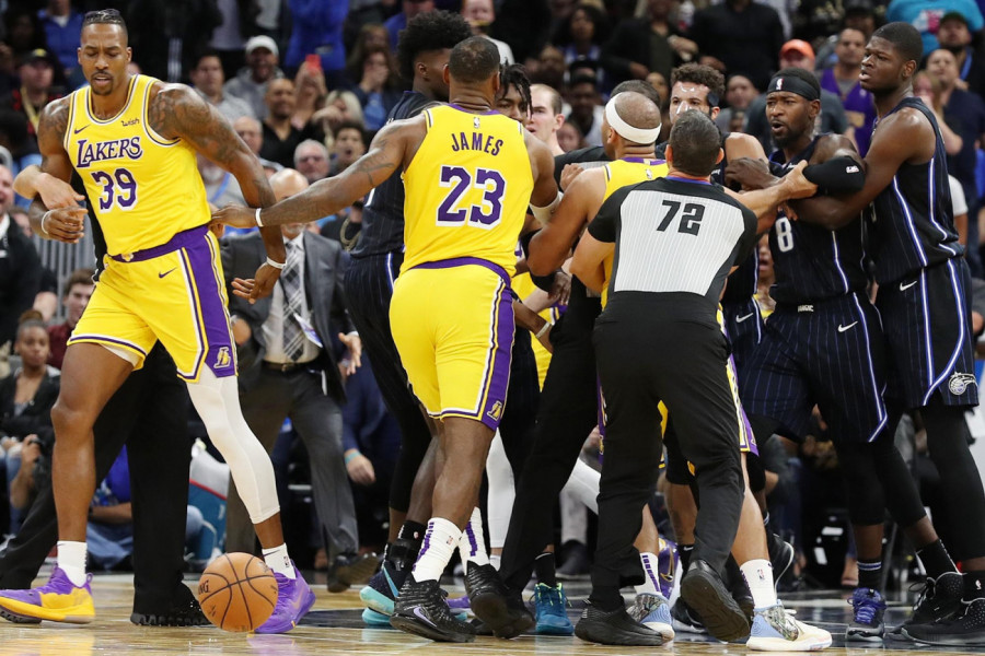 BRUTALNA TUČA BIVŠIH NBA ZVEZDI: Publika gledala sukob koji niko nije mogao da zaustavi! (VIDEO)