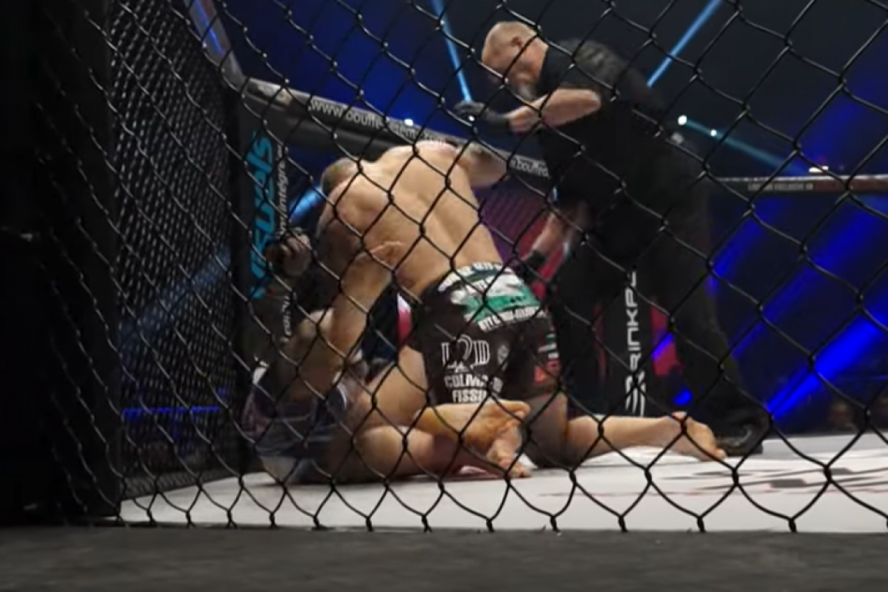 AU, JEZIVO! UFC borac dobio nesvakidašnji udarac, sudija odmah prekinuo meč! (VIDEO) AU, JEZIVO! UFC borac dobio nesvakidašnji udarac, sudija odmah prekinuo meč! (VIDEO)