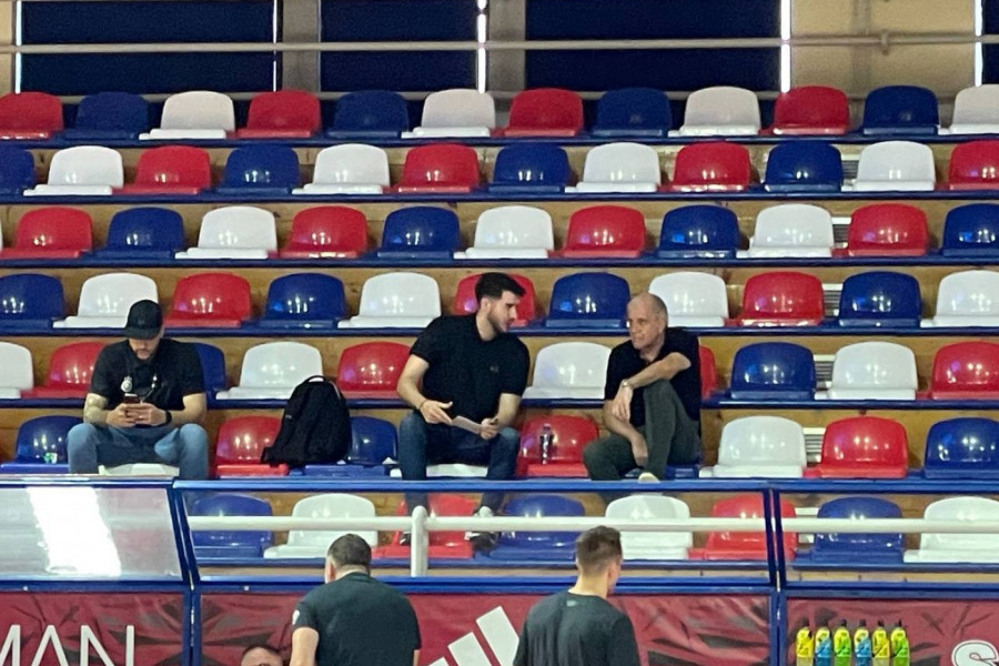 ŽOC NA MESTU GDE GA RETKO VIĐAMO! Prvi trener crno-belih došao da podrži svoje IGRAČE - sve pomno prati! (VIDEO)