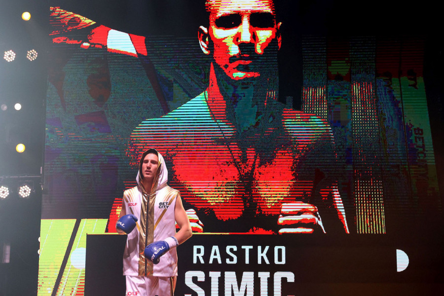 SPEKTAKL! Rastko Simić boksuje profi meč na Vukovom saborištu u Tršiću