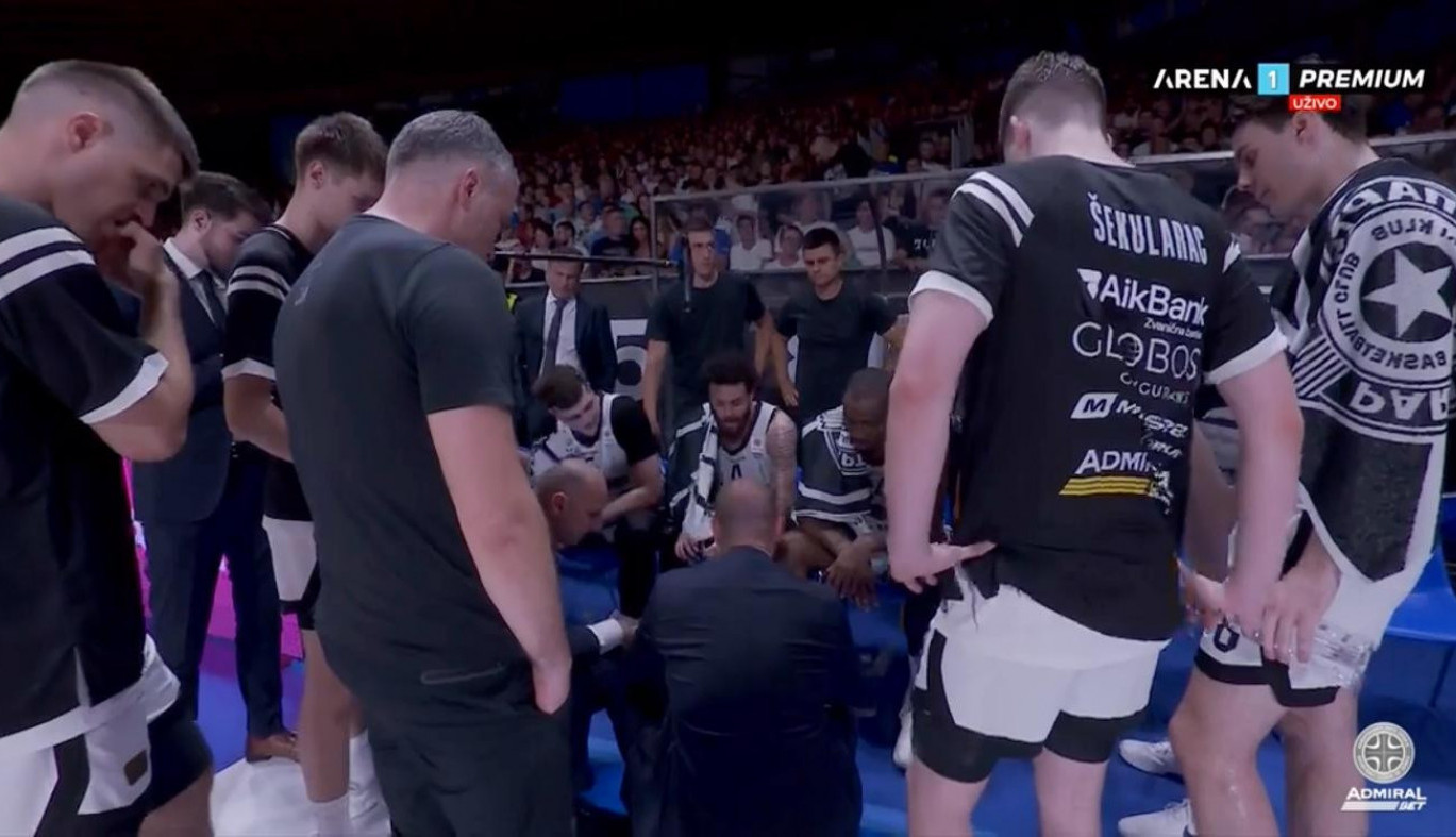 "BALŠA, PROBUDI SE..." HIT tajm-aut Bogdana Karaičića - evo kako je pokušao da razmrda Partizan! (VIDEO) "BALŠA, PROBUDI SE..." HIT tajm-aut Bogdana Karaičića - evo kako je pokušao da razmrda Partizan! (VIDEO)
