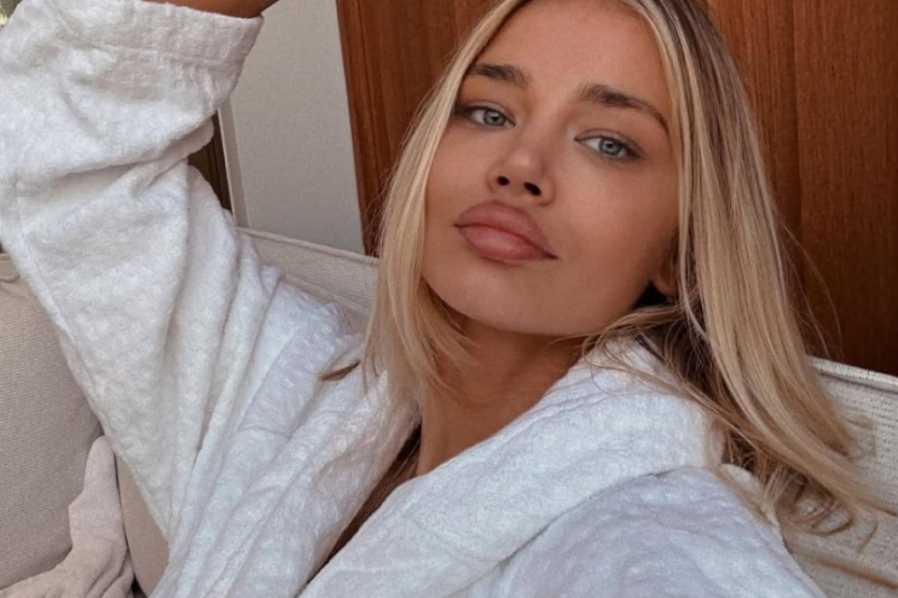 SOFIJA U MINI BIKINIJU GORI! Jović pored sebe ima ženu ZA SVE PARE - Crnogorcima POPADALE vilice! (FOTO) SOFIJA U MINI BIKINIJU GORI! Jović pored sebe ima ženu ZA SVE PARE - Crnogorcima POPADALE vilice! (FOTO)