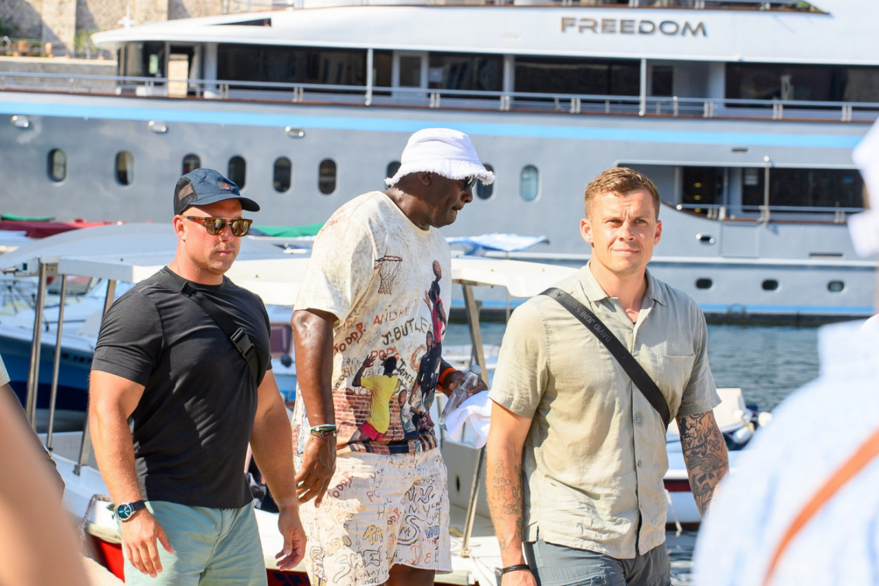 VIŠE SE MUČIO SA VRUĆINOM NEGO U NBA: Evo gde je Džordan uhvaćen! (FOTO) VIŠE SE MUČIO SA VRUĆINOM NEGO U NBA: Evo gde je Džordan uhvaćen! (FOTO)