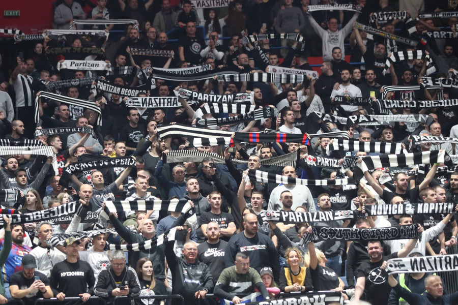 GROBARI U EKSTAZI: Oduševljenje navijača Partizana - njega dižu u nebesa! (FOTO GALERIJA)