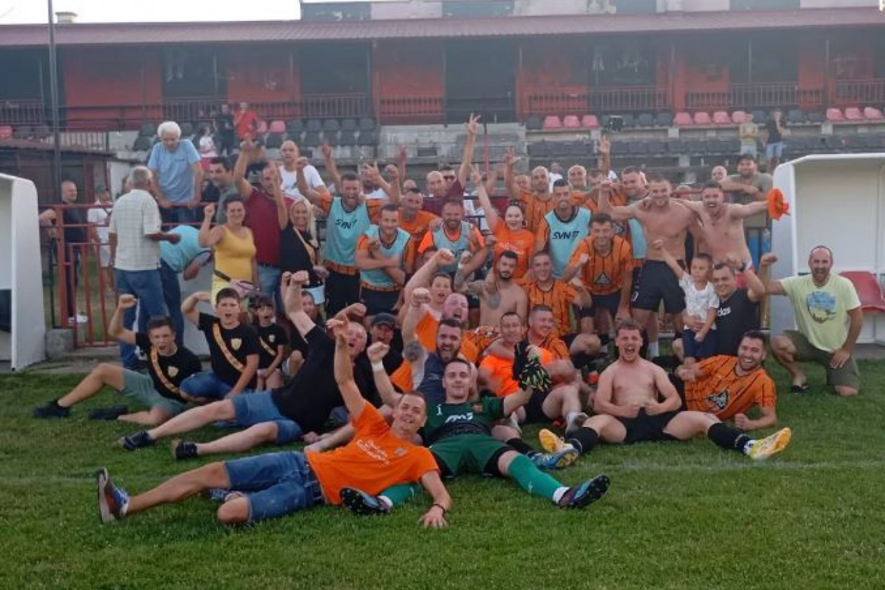 PRIČA ZA FUDBALSKE SLADOKUSCE: Mladi sportski kolektiv je pred oko 900 navijača ispisao istoriju!