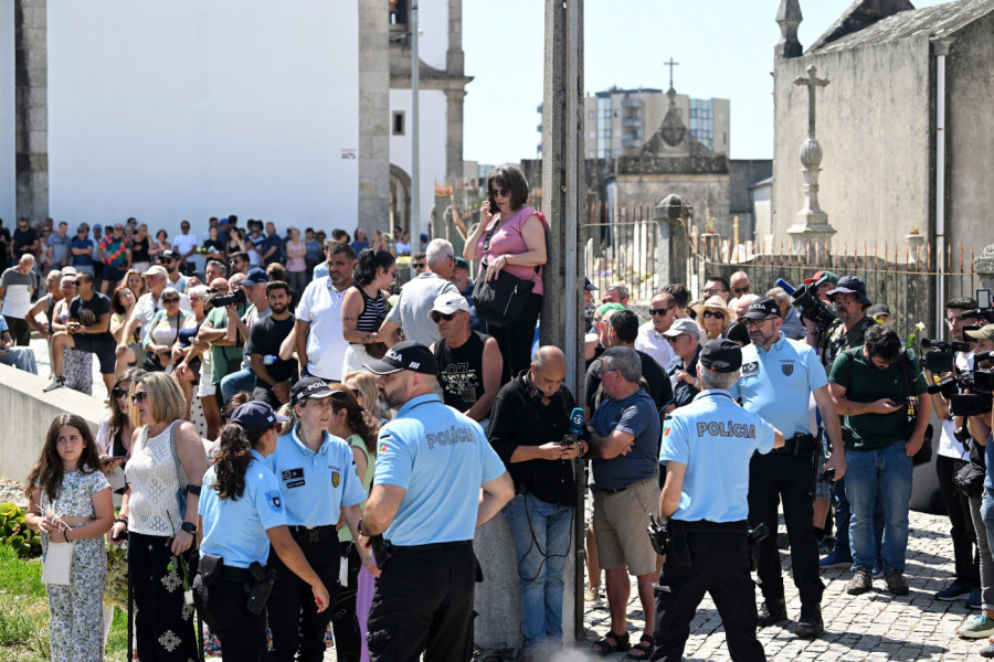 MORE LJUDI SE OPRAŠTA OD DIOGA ŽOTE: Potresne scene ispred kapele, tu je i predsednik Portugala! (FOTO)