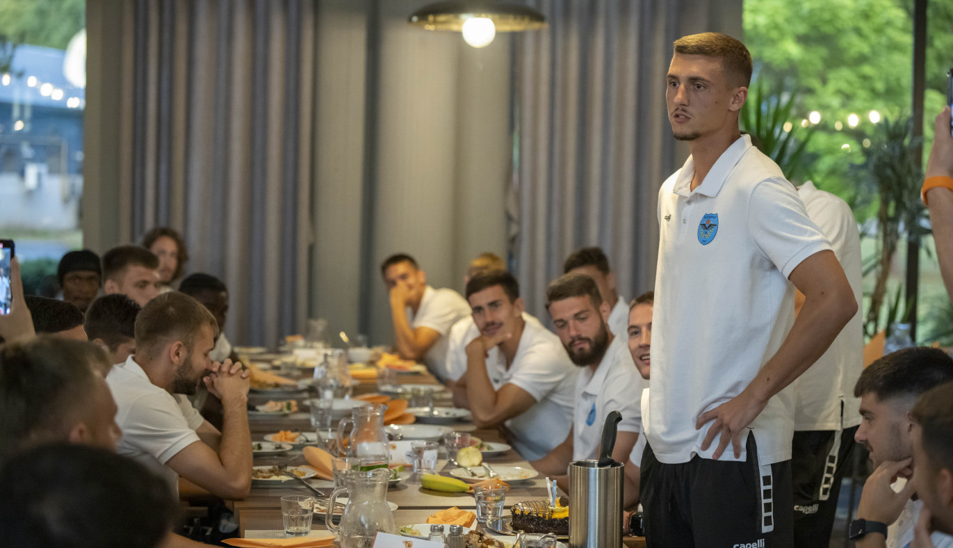 ROĐENDAN SE NAJBOLJE SLAVI NA PRIPREMAMA! Fantastična atmosfera, pesma i torta za talentovanog golmana Želje! (VIDEO)