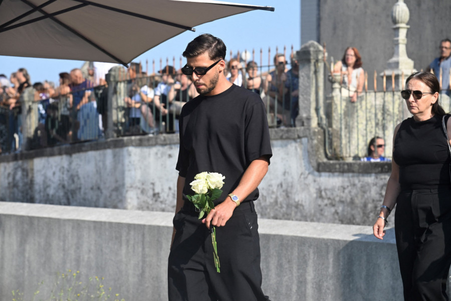 POSLEDNJE ZBOGOM DIOGO ŽOTI: Na HILJADE LJUDI sjatilo se u Gondomaru, fudbaler odlazi na VEČNI POČINAK - Scene KIDAJU DUŠU! (FOTO/VIDEO)