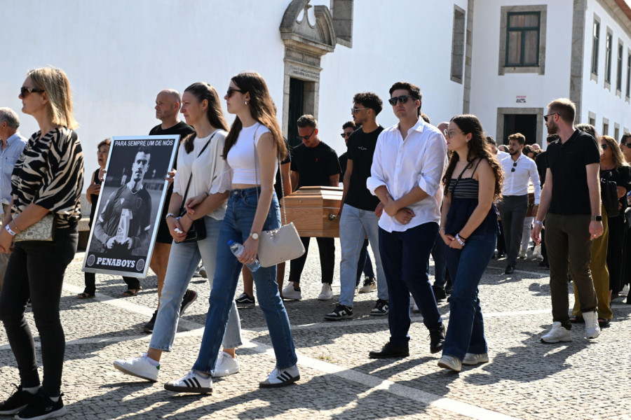 NAJPOTRESNIJA SCENA NA SAHRANI DIOGA ŽOTE: Portugal ovakvu TUGU još nije doživeo! (FOTO)