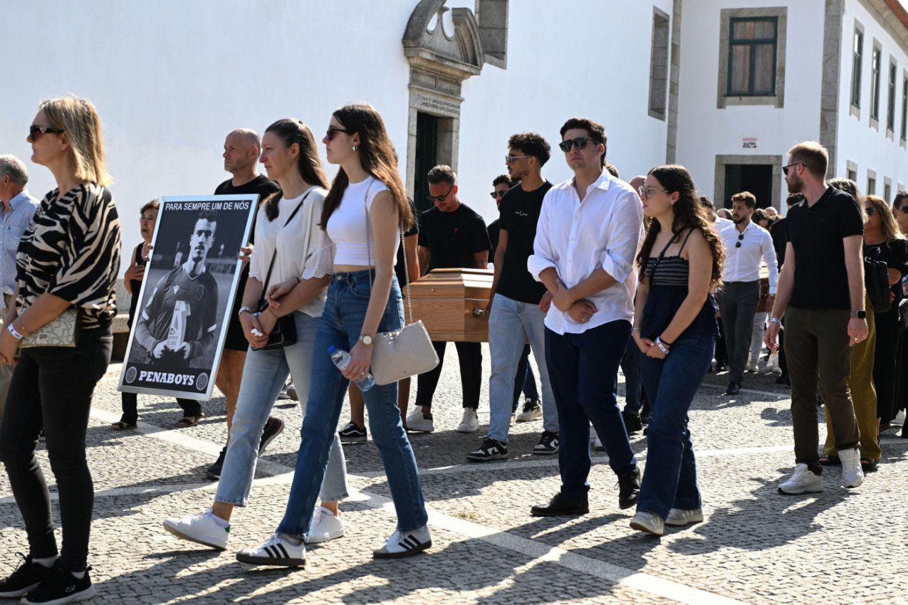 NAJPOTRESNIJA SCENA NA SAHRANI DIOGA ŽOTE: Portugal ovakvu TUGU još nije doživeo! (FOTO)