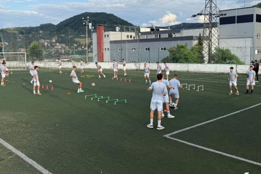 ZAKOTRLJALA SE PRVA LOPTA U KRČAGOVU: Užičani krenuli u pohod!