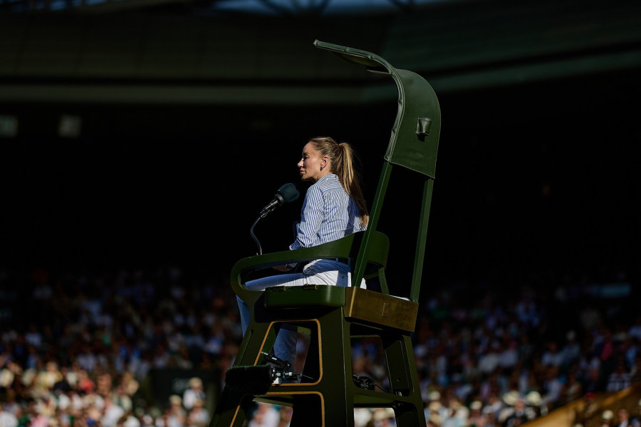 LEPA MARIJANA SIŠLA SA STOLICE, I UNELA SE U LICE ALKARAZU: Nesvakidašnja scena na Vimbldonu! (FOTO)