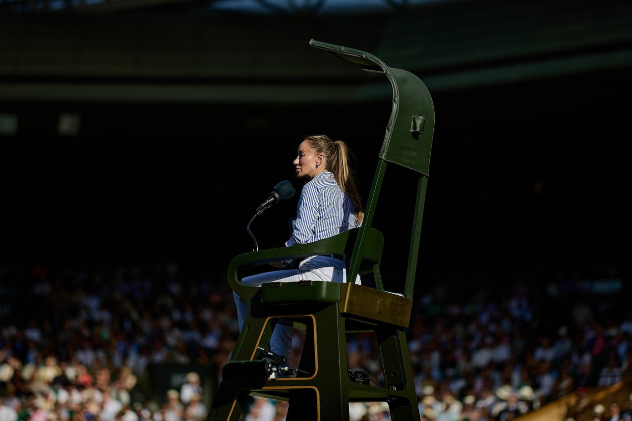 LEPA MARIJANA SIŠLA SA STOLICE I UNELA SE U LICE ALKARAZU: Nesvakidašnja scena na Vimbldonu! (FOTO)