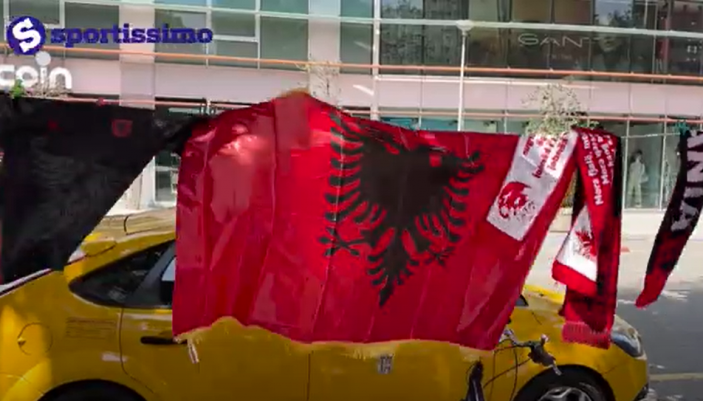 Zastave i simboli Albanije na svakom koraku u Tirani