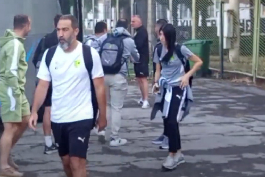 NEMA MNOGO OSMEHA NA NJIHOVOM LICU: Plaše se "pakla" u Humskoj - Kiprani stigli na stadion! (VIDEO)
